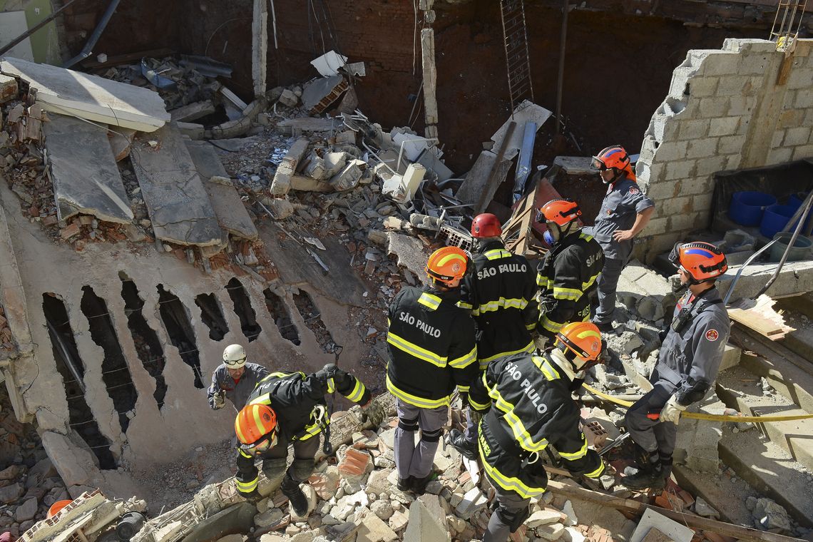 Rovena Rosa/Agência Brasil São Paulo - Bombeiros buscam mulher soterrada em desabamento de Igreja da Assembleia de Deus em Diadema, no ABC Paulista (Rovena Rosa/Agência Brasil)