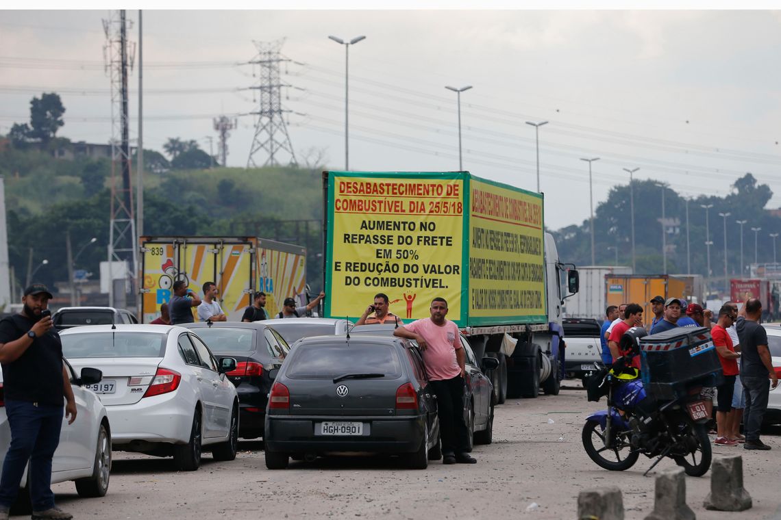Caminhoneiros protestam contra elevaÃ§Ã£o no preÃ§o do diesel na rodovia BR-040, em Duque de Caxias. 