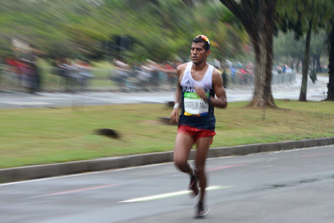 Tânia Rêgo/Agência Brasil Rio de Janeiro - Sob chuva forte atletas da maratona masculina passam pelo aterro do Flamengo (Tânia Rêgo/Agência Brasil)