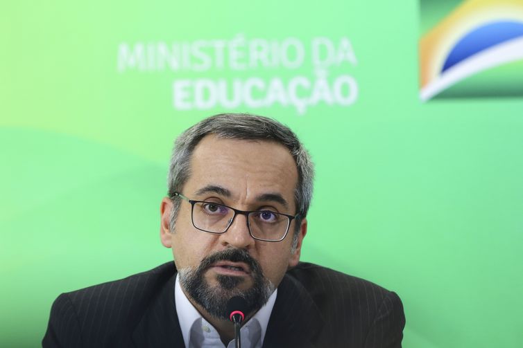 O ministro da Educação, Abraham Weintraub, faz balanço sobre o Exame Nacional para Certificação de Competências de Jovens e Adultos (Encceja).