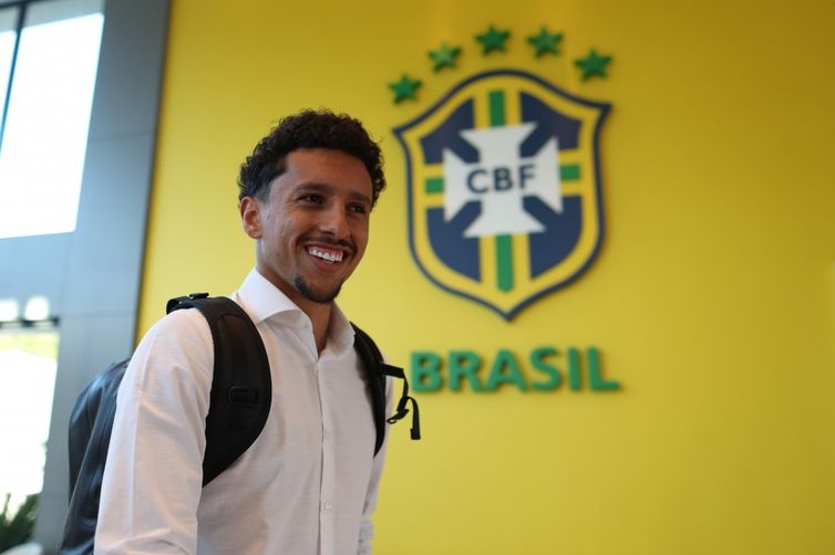 Pouco antes das 8h, o jogador desceu do veículo que o levou ao hotel do centro de treinamento, na Granja Comary