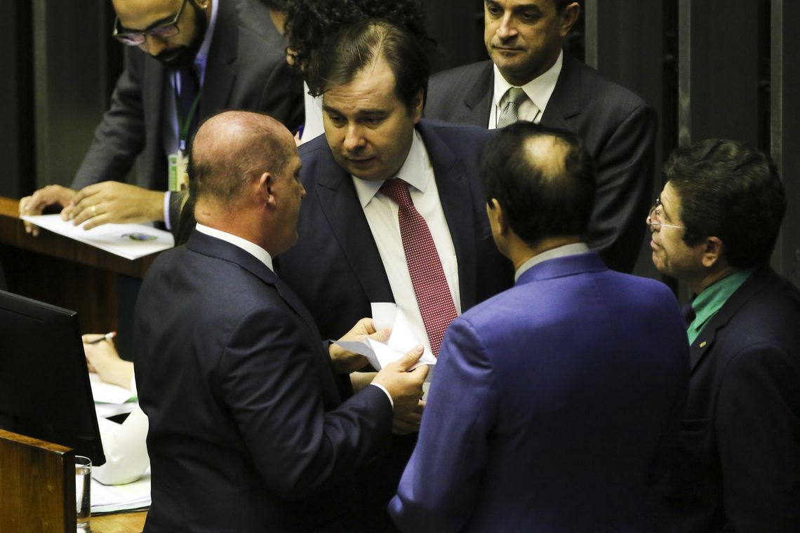 O presidente da CÃ¢mara dos Deputados, Rodrigo Maia, e o ministro da Casa Civil, Onyx Lorenzoni, durante a sessÃ£o de discussÃ£o da proposta de emenda Ã  ConstituiÃ§Ã£o (PEC) que reforma a PrevidÃªncia.