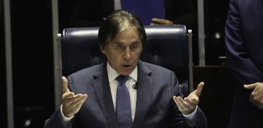 O presidente do Senado, EunÃcio Oliveira, durante sessão para análise e votação do projeto de lei da Câmara (PLC 77/2018) que abre caminho para privatização de seis distribuidoras de energia controladas pela Eletrobras na Região Norte.