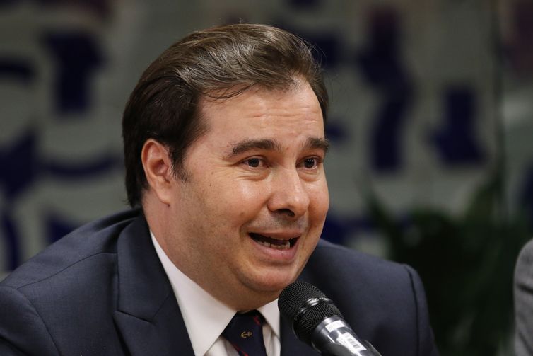 O presidente da Câmara, Rodrigo Maia, acompanhado de líderes partidários, durante coletiva sobre a reforma da Previdência. O relatório do deputado Samuel Moreira deve ser apresentado amanhã na Comissão Especial da Reforma da Previdência.