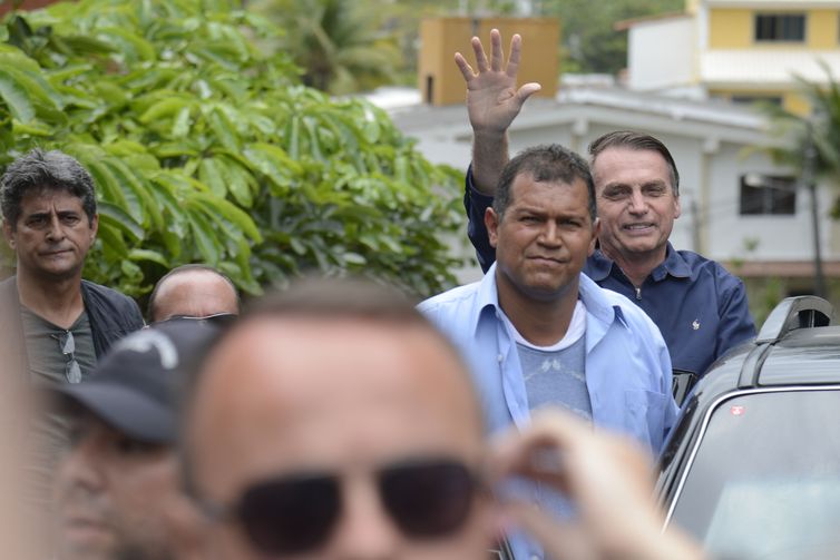 O presidente eleito, Jair Bolsonaro cumprimenta apoiadores em frente à sua casa, na Barra da Tijuca, zona oeste da capital fluminense. 
