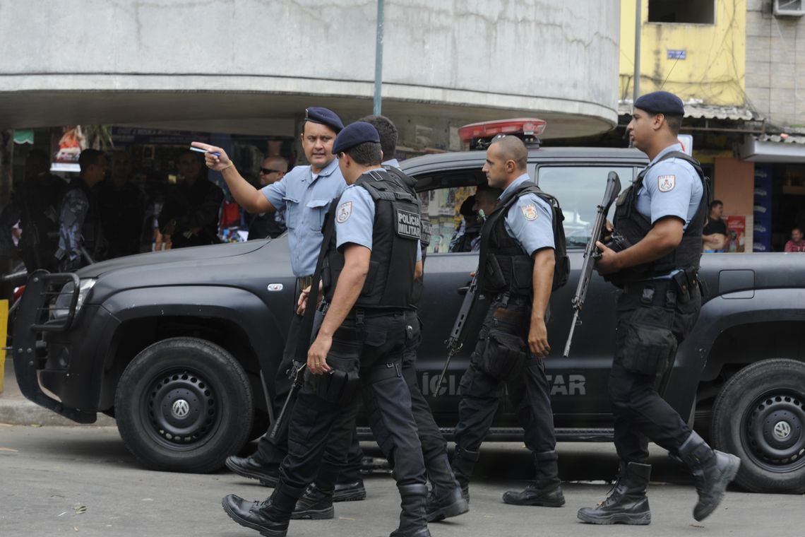 Tânia Rêgo; Agencia Brasil Rio de Janeiro - Policiais do Batalhão de Operações Especiais, do Batalhão de Polícia de Choque e de diversas UPPs foram à Rocinha para reforçar o policiamento na comunidade.