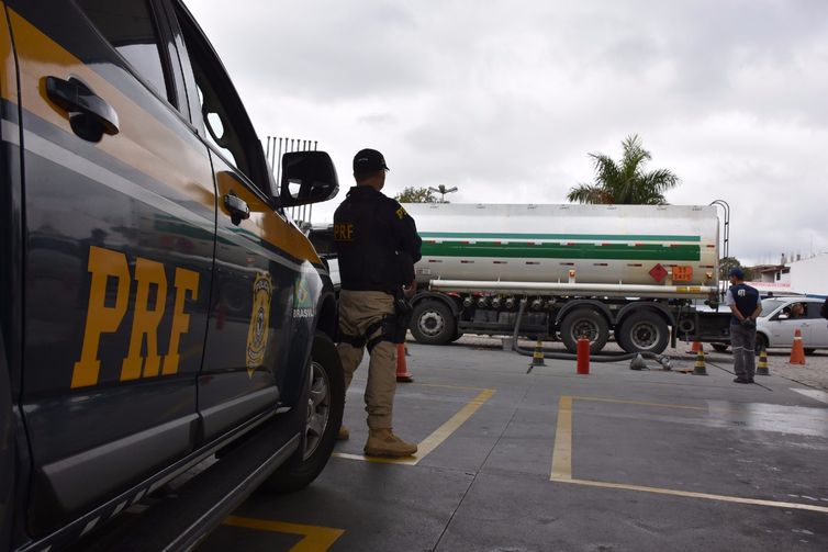 Segundo a Polícia Rodoviária Federal no Paraná, os caminhões foram escoltados por viaturas com policiais rodoviários federais de Araucária até o terminal aéreo