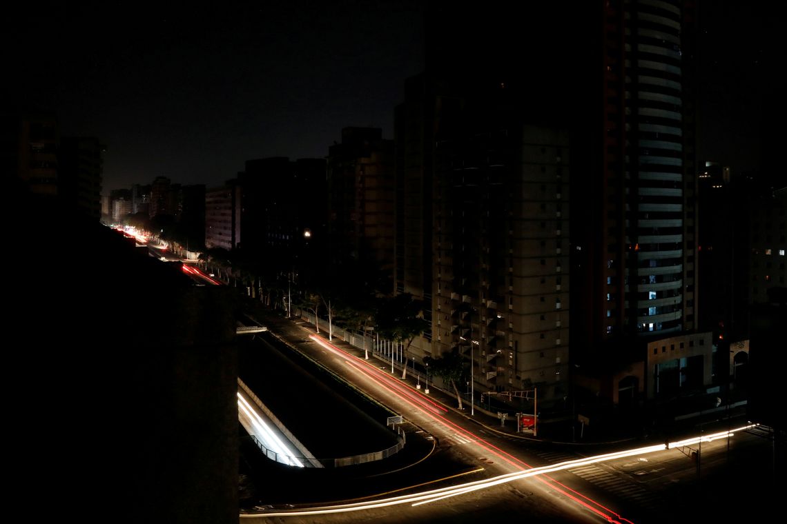Car lights are seen on one of the main roads of the city during the second day of a blackout in Caracas, Venezuela March 9, 2019. REUTERS/Carlos Jasso TPX IMAGES OF THE DAY