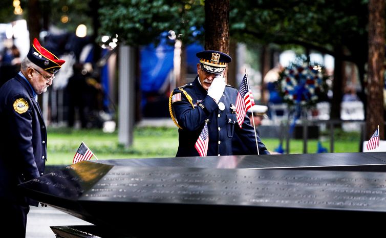 JLX01. NUEVA YORK (ESTADOS UNIDOS), 11/09/2018.- Un oficial se seca las lágrimas en el Memorial de los atentados del 11 de septiembre de 2001 durante la jornada que marca el 17 aniversario de los ataques, en Nueva York, Estados Unidos, hoy, 11