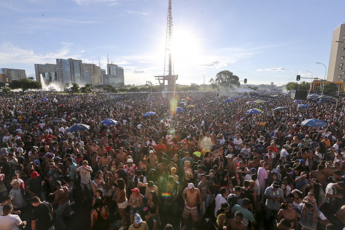 Fabio Rodrigues Pozzebom/Agência Brasil Brasília - Blocos Baratona e Raparigueiros reunem multidão de pessoas no Eixo Monumental (Fabio Rodrigues Pozzebom/Agência Brasil)