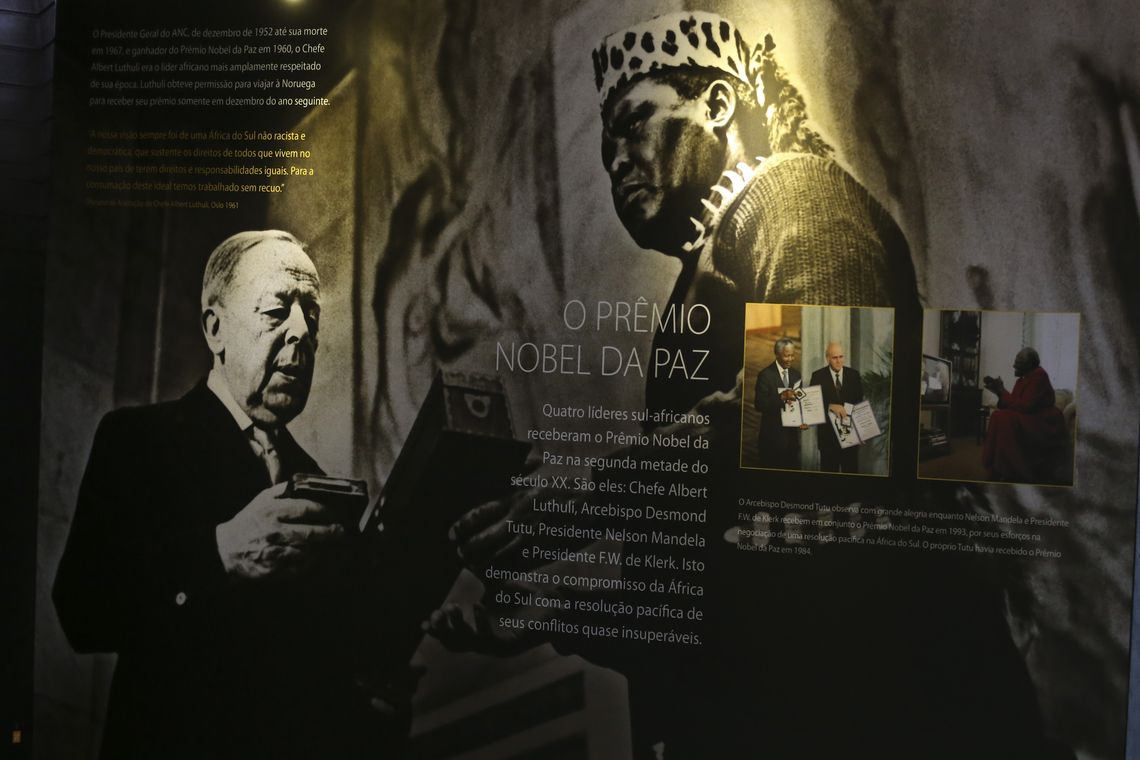José Cruz/Agência Brasil Exposição Centenário Mandela, no Palácio Itamaraty. A mostra apresenta a trajetória do ativista (Nelson Mandela) que combateu o regime do apartheid e tornou-se o primeiro presidente negro da África do Sul.