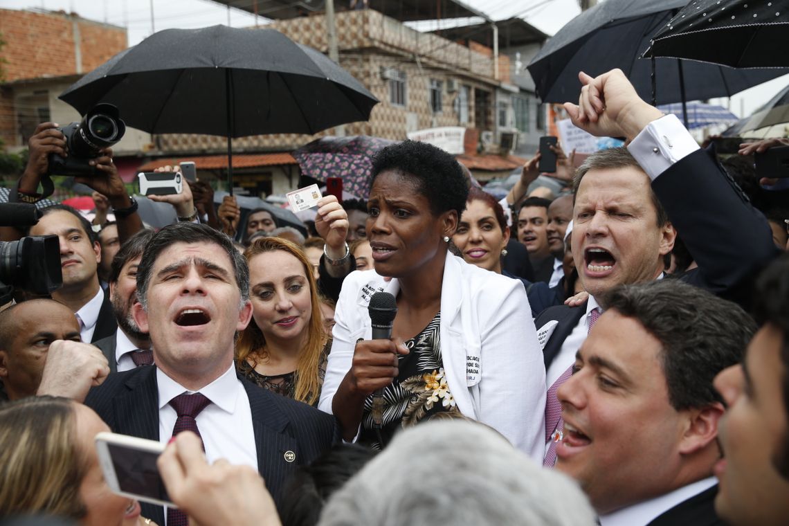 Fernando Frazão/Agência Brasil A advogada Valéria Lúcia dos Santos, que foi algemada e presa durante uma audiência no exercício da profissão, e o presidente do Conselho Federal da OAB, Claudio Lamachia, durante ato em frente ao Fórum de Duque de Caxias.