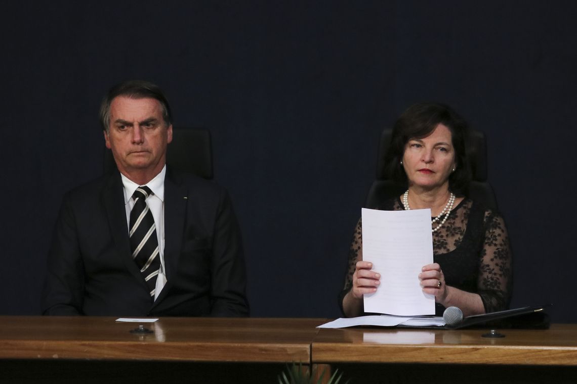 Wilson Dias/Agência Brasil Os presidentes da Câmara, Rodrigo Maia, da república, Jair Bolsonaro, e a procuradora Geral da República, Raquel Dodge, participam da cerimônia de posse dos novos procuradores da República, aprovados no último concurso público para