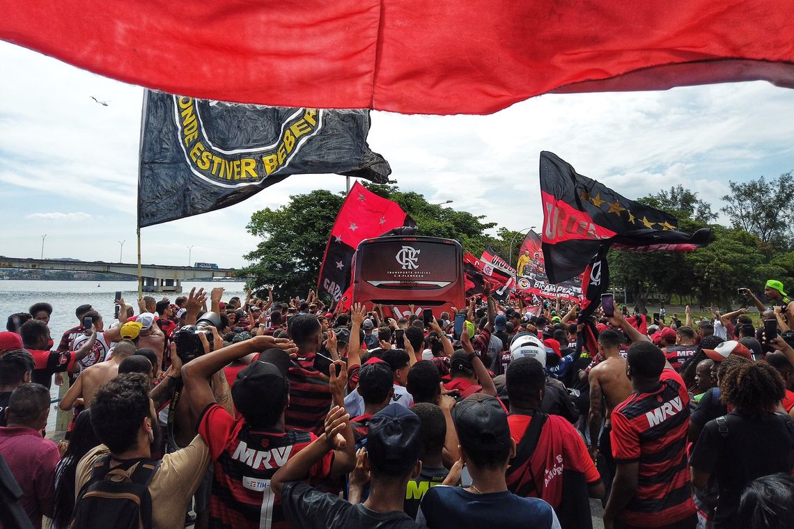 embarque do Flamengo no aeroporto Internacional rumo ao Mundial de Clubes da FIFA, em Doha (CAtar).