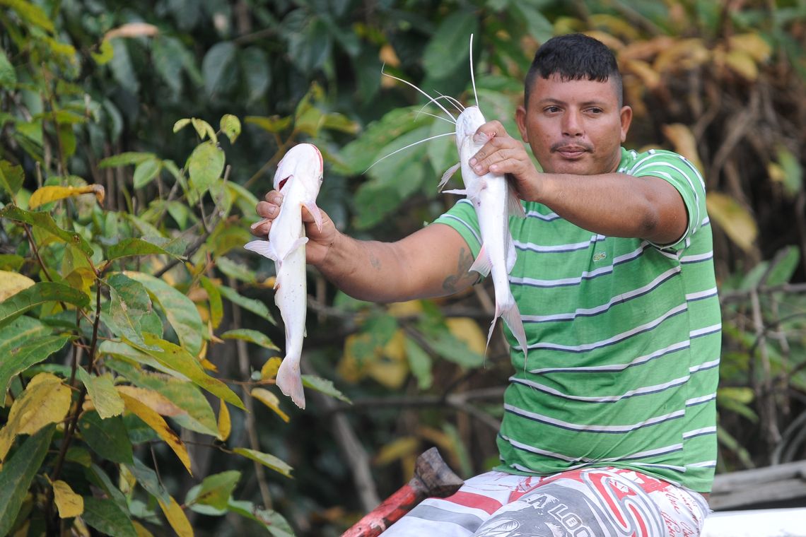  Pelos rios próximos à capital amazonense é comum encontrar pescadores nas portas das casas (Tomaz Silva/Agência Brasil)