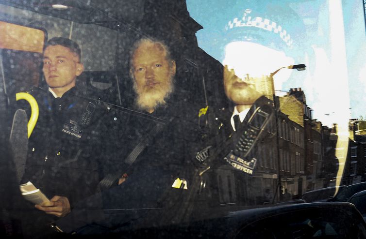 O fundador do WikiLeaks, Julian Assange, deixa o Tribunal de Magistrados de Westminster na van da polícia, depois de ser preso em Londres, na Grã-Bretanha.