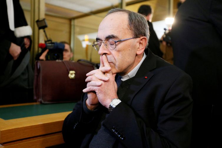  O cardeal Philippe Barbarin, arcebispo de Lyon, chega para participar de seu julgamento, acusado de não atuar em alegações históricas de abuso sexual de escoteiros por um padre em sua diocese, no tribunal de Lyon, França,