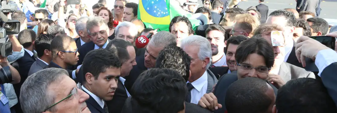 Ato contra Dilma reúne deputados e manifestantes em frente ao Planalto