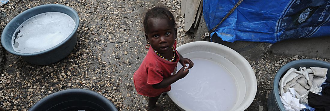 Criança desalojada no Haiti Destruição provocada pela tempestade tropical Isaac no Haiti, o país mais pobre das Américas, causa preocupação à comunidade internacional