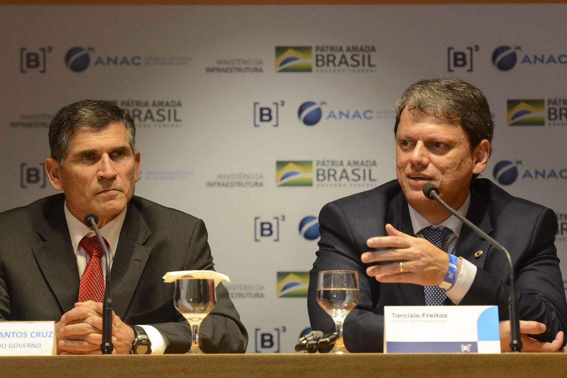 Rovena Rosa/Agência Brasil Os ministros da Secretaria de Governo, Alberto dos Santos Cruz, e da Infraestrutura, Tarcísio Gomes de Freitas, participam da coletiva de imprensa após leilão de 12 aeroportos brasileiros, na sede da B3 (Bovespa), em São Paulo.
