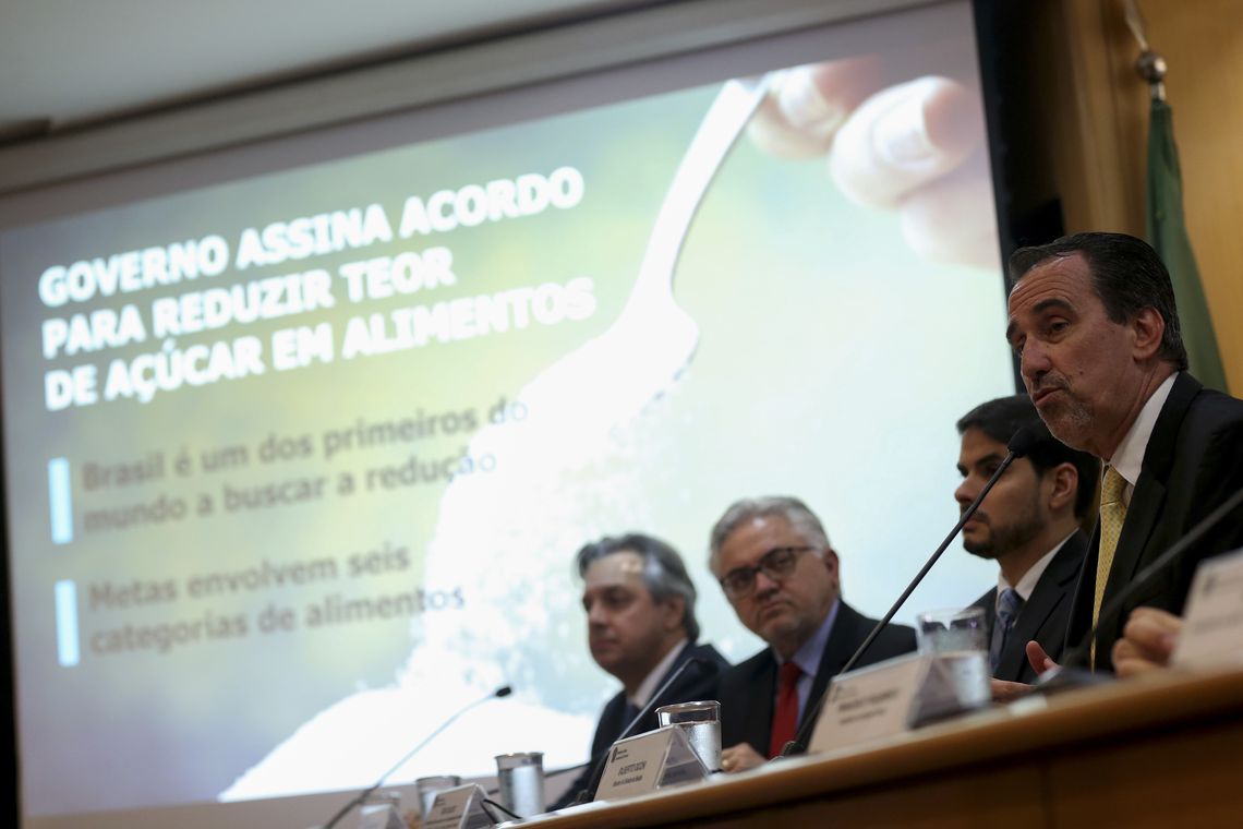 O ministro da SaÃºde, Gilberto Occhi, assina o primeiro acordo para a reduÃ§Ã£o do teor de aÃ§Ãºcar nos alimentos industrializados.