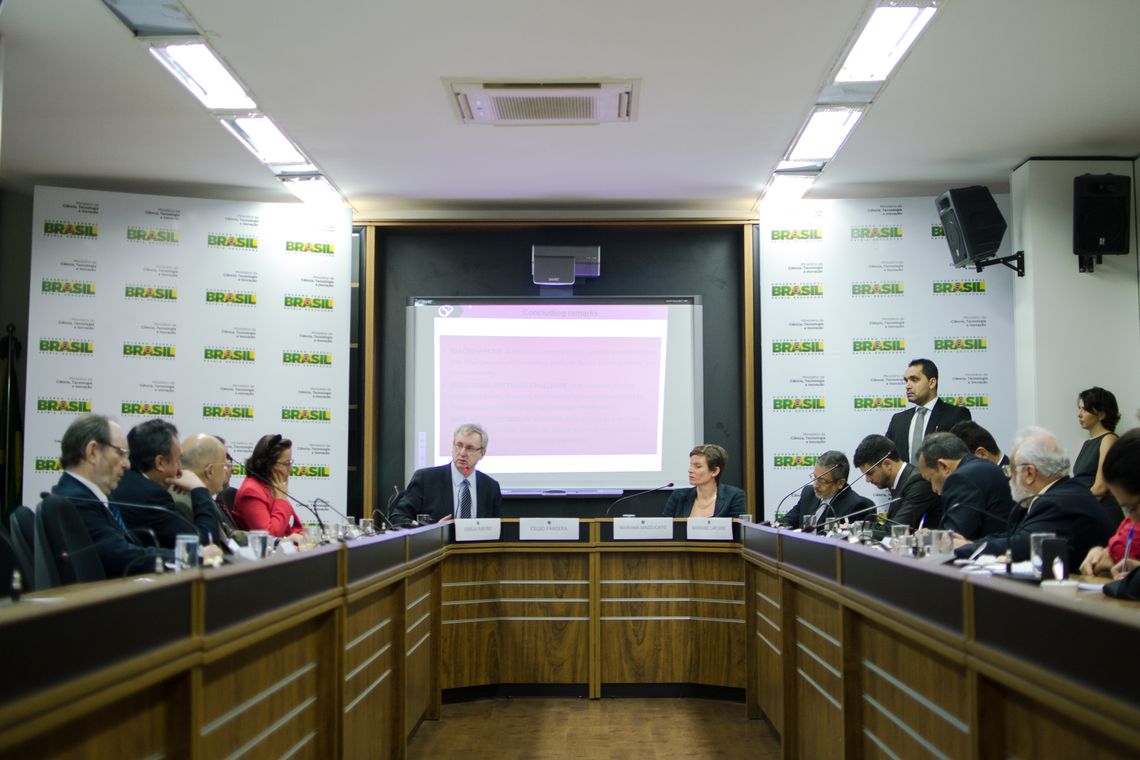 Marcelo Camargo/Agência Brasil Brasília - A economista e PhD americana Mariana Mazzucato apresenta ao ministro da Ciência, Tecnologia e Inovação, Celso Pansera, os resultados do estudo sobre incentivo à inovação - The Brazilian Innovation System: A mission-oriented