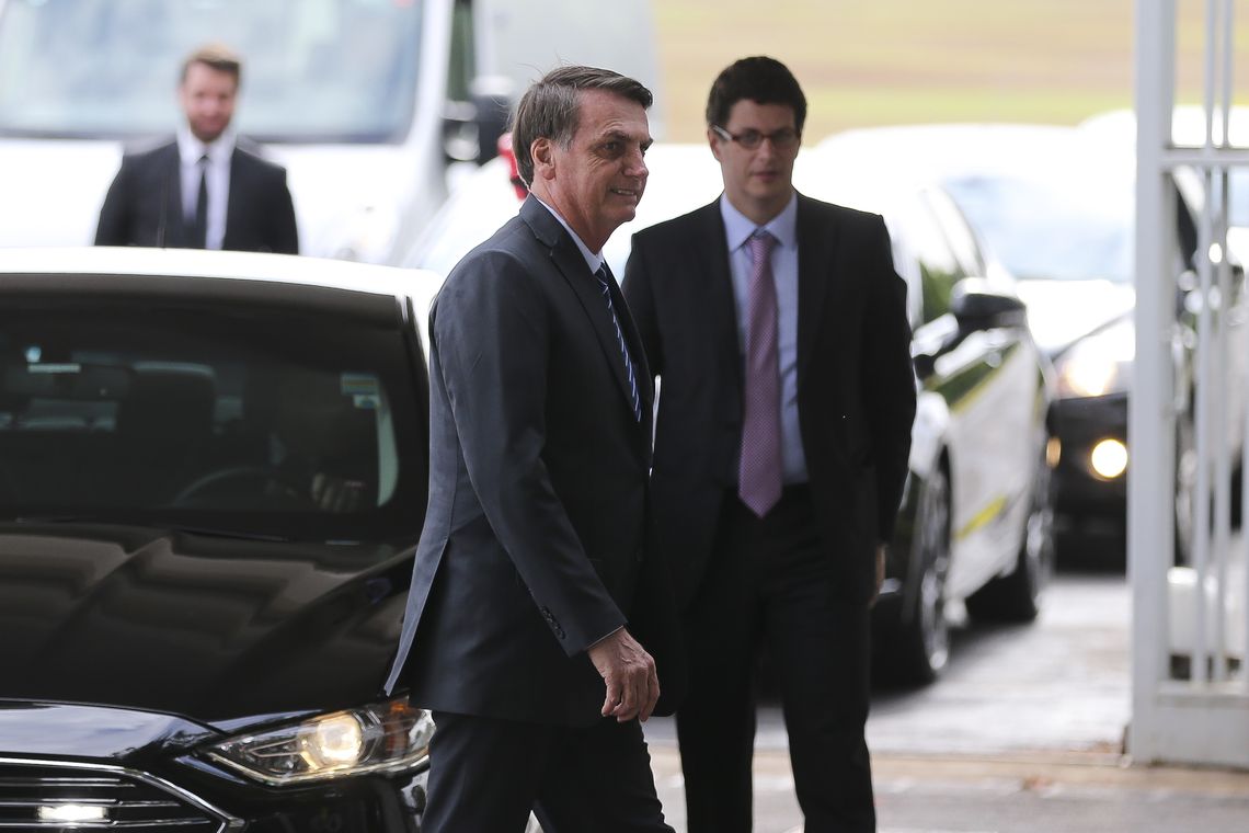 José Cruz/Agência Brasil O presidente Jair Bolsonaro e o ministro do Meio Ambiente, Ricardo Salles recebem cumprimentos de turistas na entrada do Palácio da Alvorada.