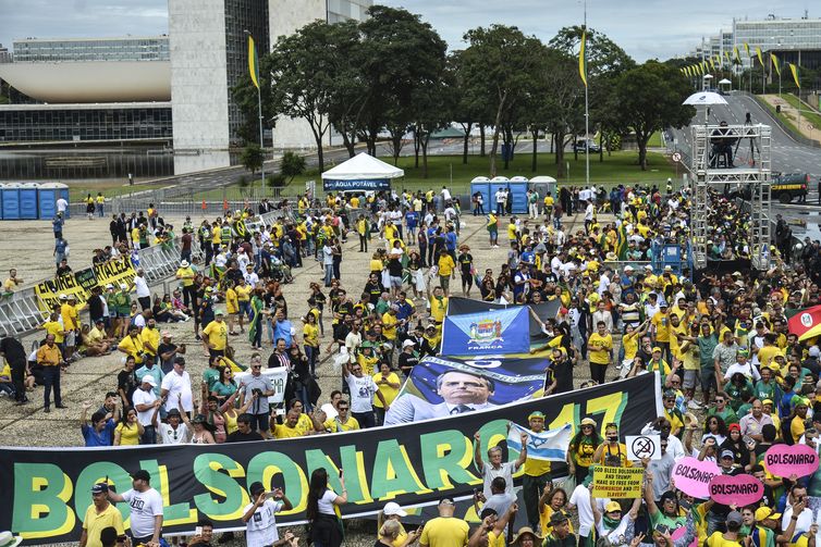 Populares aguardam na praça dos três poderes, a cerimônia de posse do Presidente eleito, Jair Bolsonaro em Brasília.