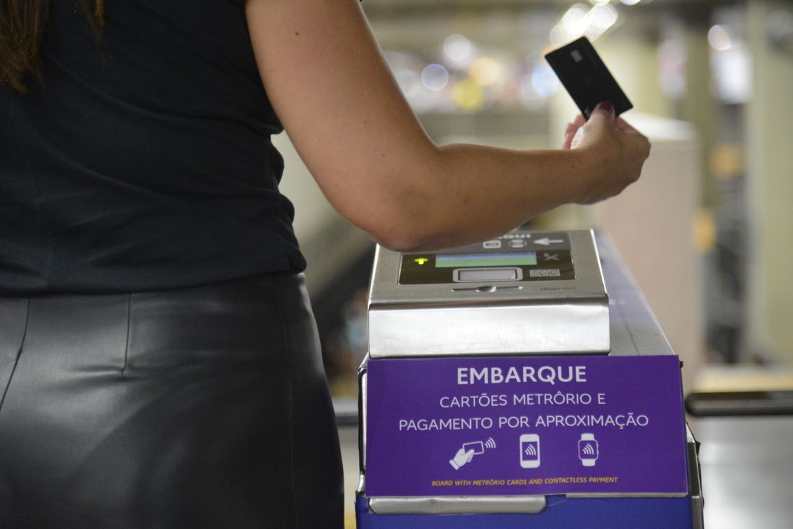 Fernando Frazão/Agência Brasil Metrô Rio lança serviço de pagamento da tarifa por tecnologia de aproximação, com cartões, celulares e outros dispositivos, diretamente nas catracas de embarque das estações.