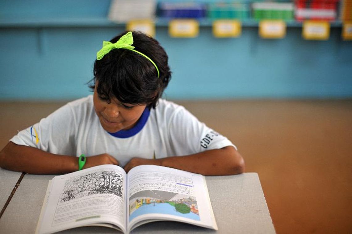 Alunos da Escola Classe da 206 Sul aprendem sobre a importância de cuidar bem dos livros didáticos, que nos anos seguintes deverão ser usados por outros estudantes.