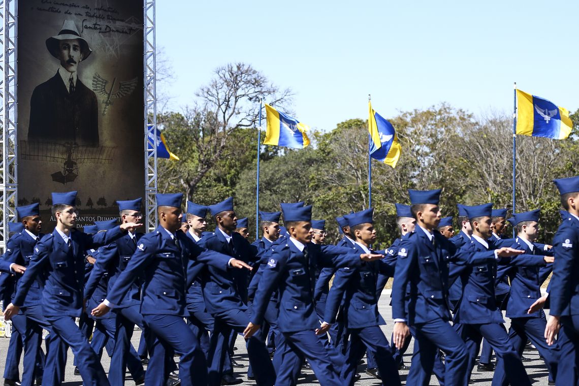 Marcelo Camargo/Agência Brasil A Força Aérea Brasileira (FAB) realiza evento comemorativo dos 146 anos de nascimento de Alberto Santos-Dumont, Patrono da Aeronáutica e Pai da Aviação.