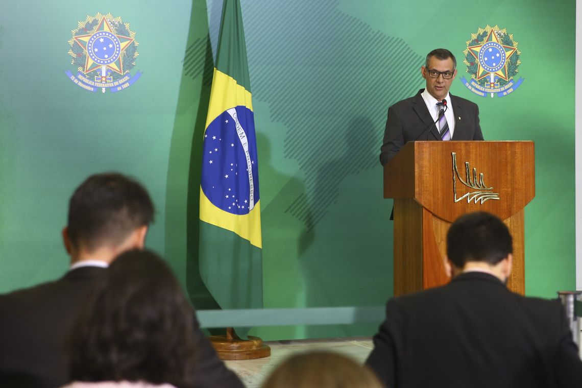 O porta-voz da Presidência da República, Otávio do Rêgo Barros, fala à imprensa, no Palácio do Planalto