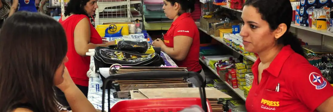 Compra de material escolar Os órgãos de defesa do consumidor recomendam que os consumidores pesquisem em várias papelarias os preços mais vantajosos dos itens na lista de material