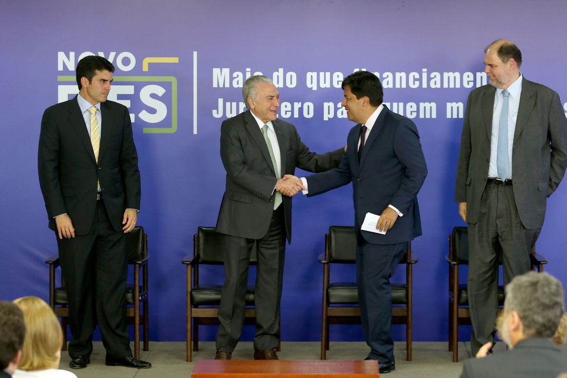 Wilson Dias/Agência Brasil Brasília - O ministro da Integração Nacional, Helder Barbalho, o presidente Michel Temer, o ministro da Educação, Mendonça Filho, e o deputado Alex Canziani durante solenidade de sanção da Lei do Novo Fies (Wilson Dias/Agência Brasil)