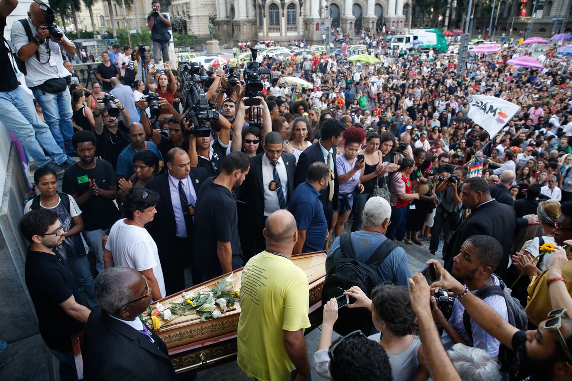 Fernando Frazão/Agência Brasil Rio de Janeiro - O corpo da vereadora Marielle Franco e do motorista Anderson Gomes deixa Câmara do Rio sob aplausos e pedidos por justiça (Fernando Frazão/Agência Brasil)