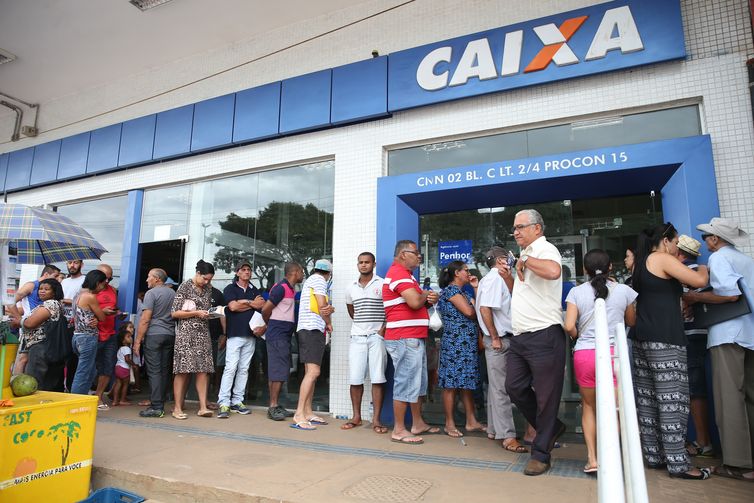 BrasÃ­lia - Pessoas enfrentam filas no primeiro dia de saque do FGTS de contas inativas (Antonio Cruz/AgÃªncia Brasil)