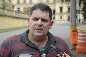 O diretor administrativo do Museu Nacional do Rio de Janeiro, Wagner Willian Martins, fala à imprensa sobre o treinamento de arqueólogos para resgatar peças do museu.