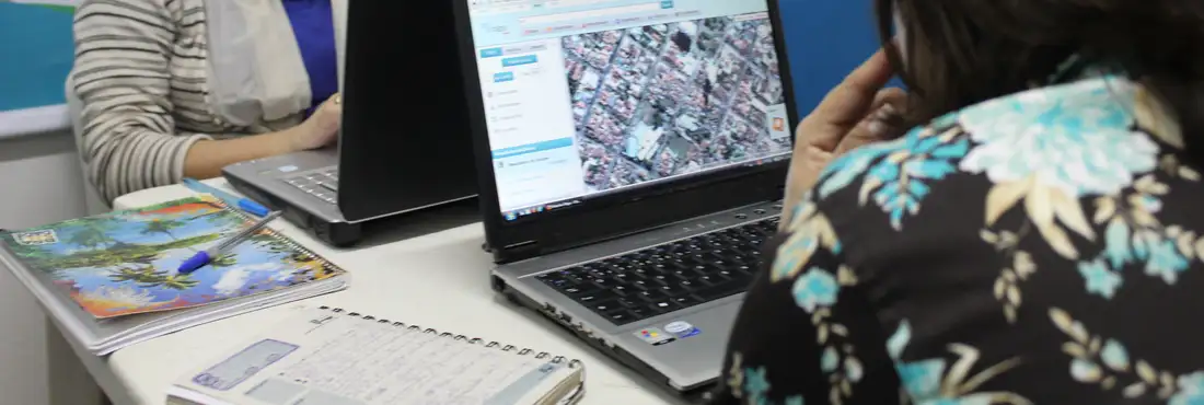 Mulheres ao computador Mulheres ao computador
