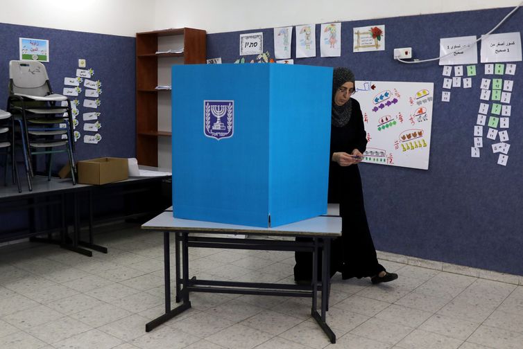Reuters/Ammar Awad/Direitos reservados Israelenses votam durante eleições parlamentares de Israel.