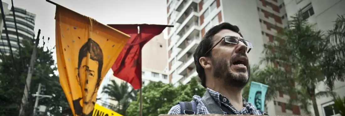 Protesto contra ex-militares e policiais acusados de participação na ditadura militar Em outubro de 2012 movimentos sociais, coordenados pelo Frente do Esculacho Popular, realizam ato na Avenida Paulista, em São Paulo, para expor publicamente ex-militares e policiais acusados de tortura e homicídios durante a ditadura militar