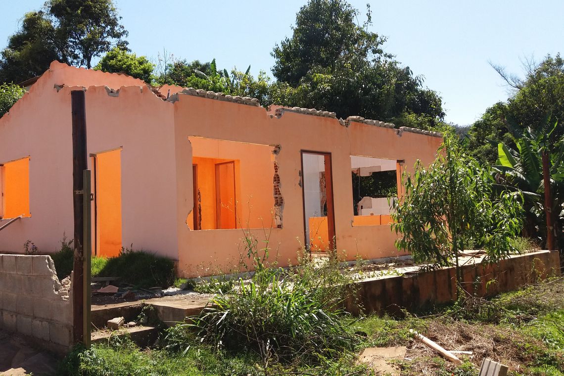 Léo Rodrigues/Agência Brasil Mariana/MG - Na parte alta de Bento Rodrigues, casas não atingidas foram saqueadas após evacuação (Léo Rodrigues/Agência Brasil)