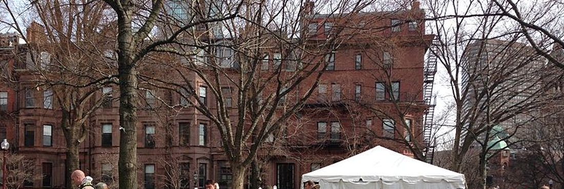 Área nas proximidades da maratona é interditada após explosões em Boston Área nas proximidades da maratona é interditada após explosões em Boston