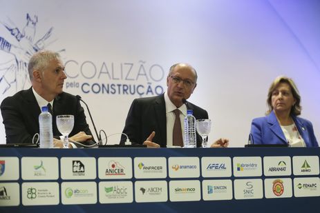 O candidato à Presidência da Republica, Geraldo Alckmin (PSDB) participa do debate &quot;Futuro do Brasil&quot;, realizado pela Coalizão pela Construção, formada por 26 das mais importantes entidades representativas da indústria da construção.