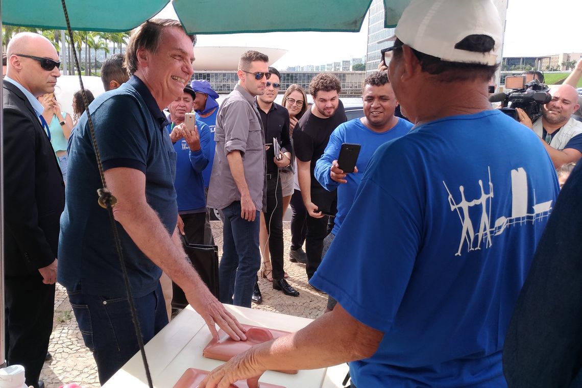Em passeio na tarde de sábado, presidente Jair Bolsonaro para na Esplanada dos Ministérios para comprar um picolé