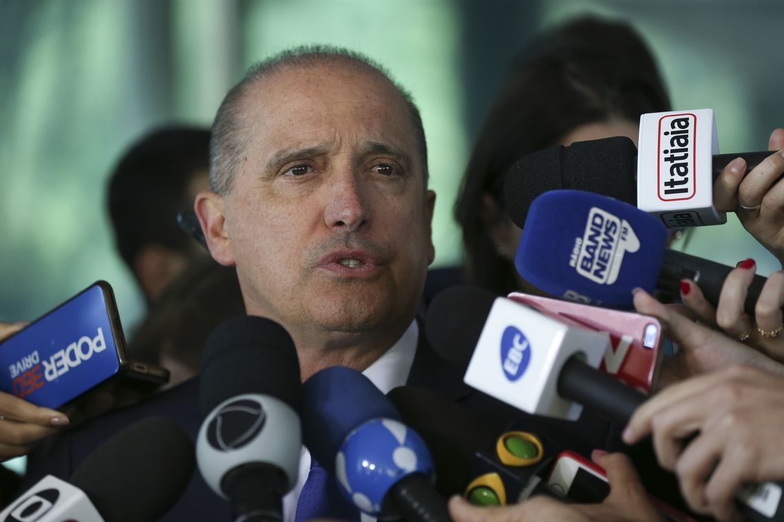 José Cruz/Agência Brasil O ministro da Casa Civil, Onyx Lorenzoni, fala à imprensa sobre o saque do FGTS, após encontro com o ministro da Economia, Paulo Guedes.