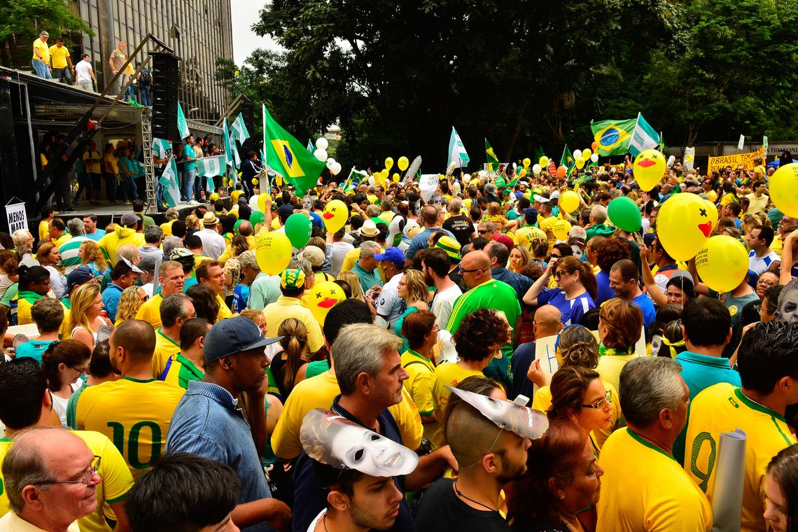 Rovena Rosa/Agência Brasil São Paulo - Manifestação na Avenida Paulista, região central da capital, contra a corrupção e pela saída da presidenta Dilma Rousseff (Rovena Rosa/Agência Brasil)