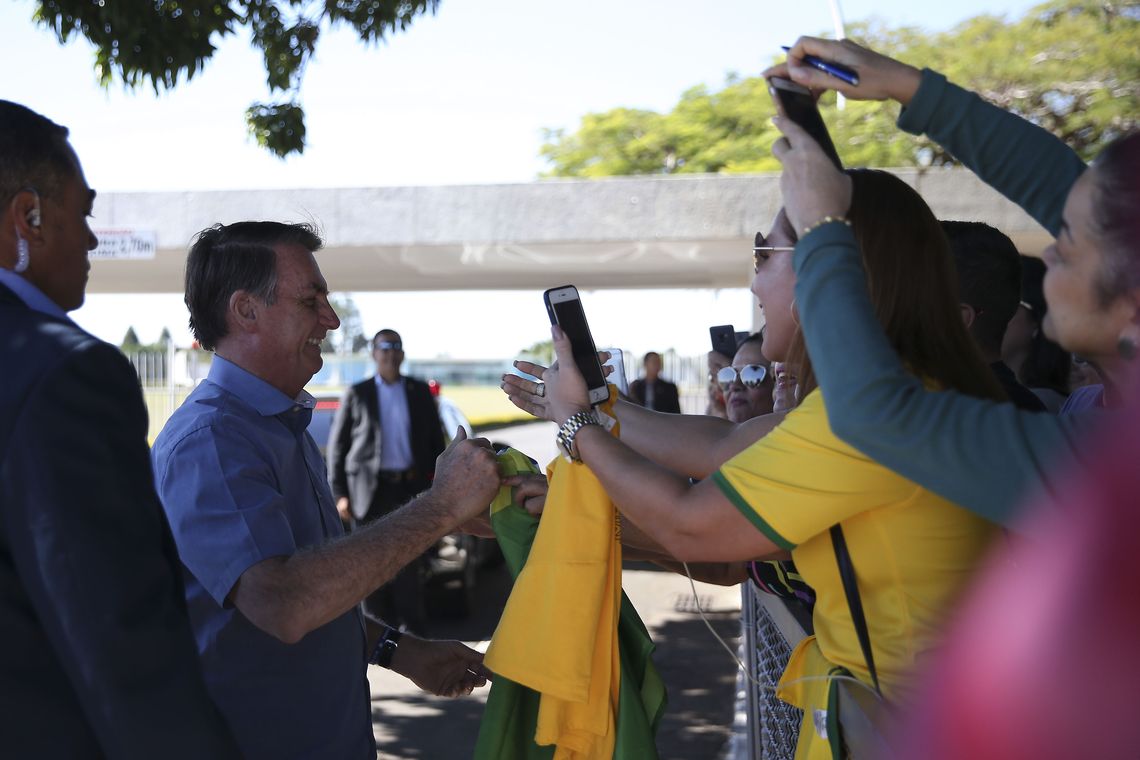 Presidente Jair Bolsonaro cumprimenta populares na saÃda do Alvorada