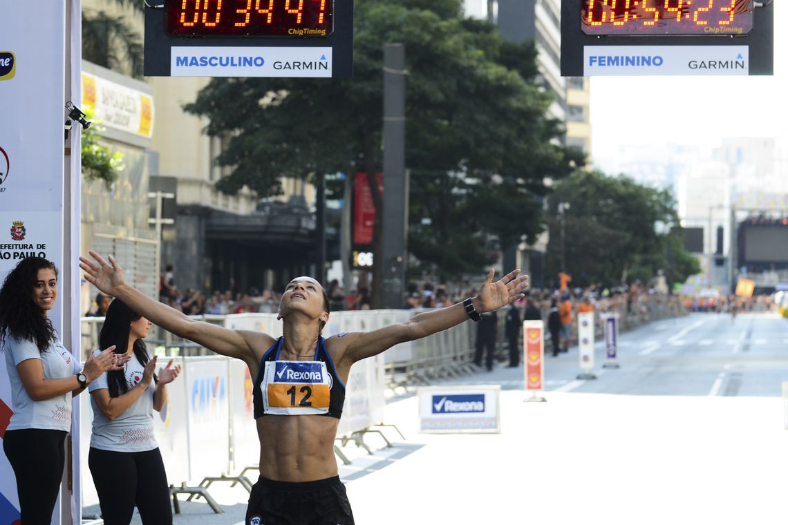 Rovena Rosa/Agência Brasil São Paulo - A brasileira Andreia Aparecida Hessel, que ficou na oitava colocação, na 92ª Corrida Internacional de São Silvestre, na Avenida Paulista Rovena Rosa/Agência Brasil)