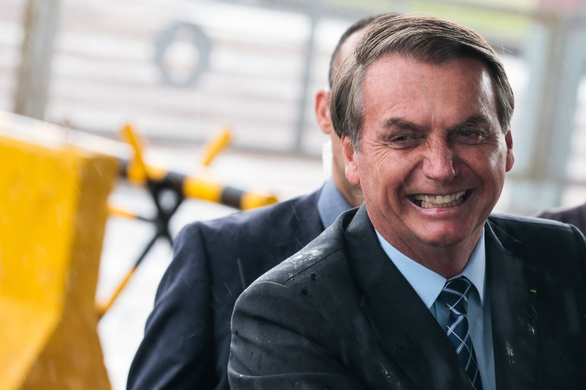 Presidente Jair Bolsonaro cumprimenta turistas no Palácio da Alvorada