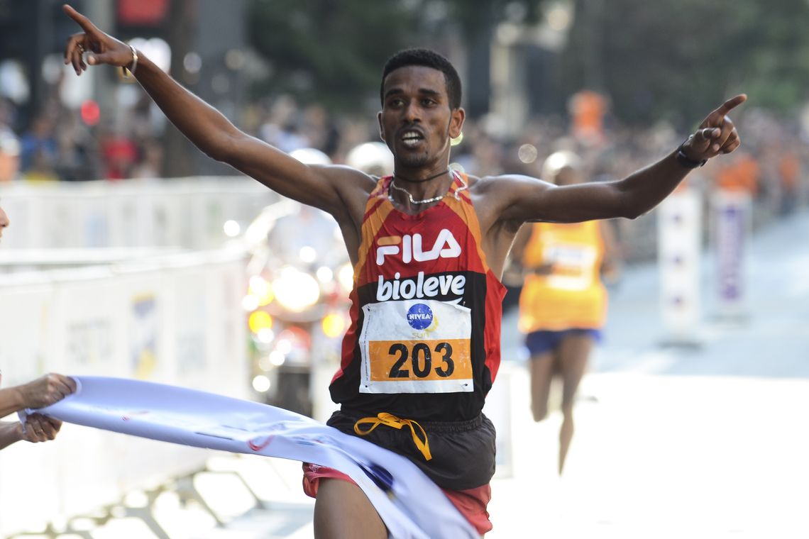 Rovena Rosa/Agência Brasil São Paulo - O etíope Dawit Fikadu Admasu fez o segundo melhor tempo na 92ª Corrida Internacional de São Silvestre, na Avenida Paulista (Rovena Rosa/Agência Brasil)